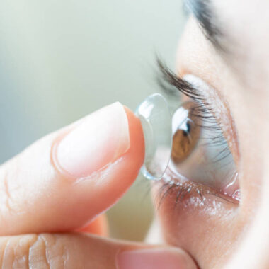 Како правилно да ги користите меките контактни леќи?