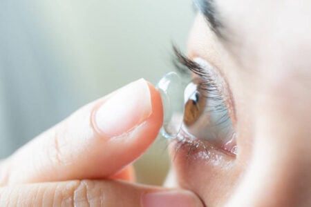 Како правилно да ги користите меките контактни леќи?
