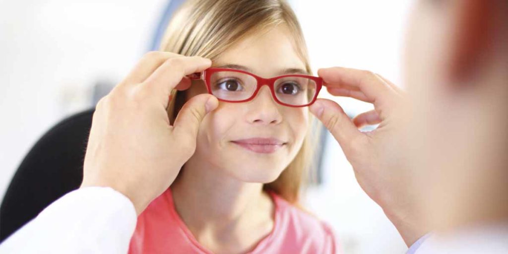 Како да го убедите детето дека треба да носи очила?